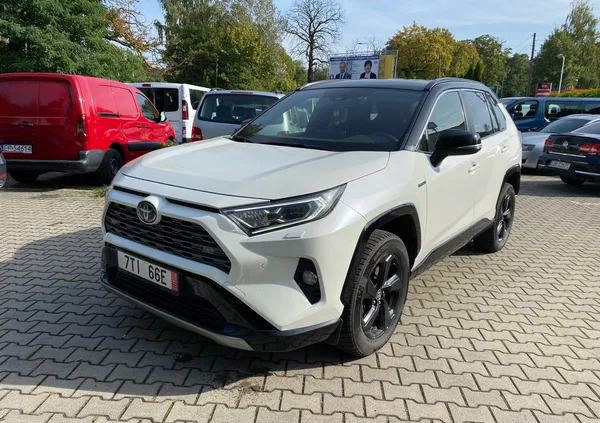 samochody osobowe Toyota RAV4 cena 139900 przebieg: 42000, rok produkcji 2020 z Czerniejewo